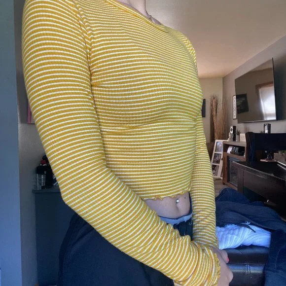 Forever 21 Cropped Long Sleeve Tee - Picture 3 of 4